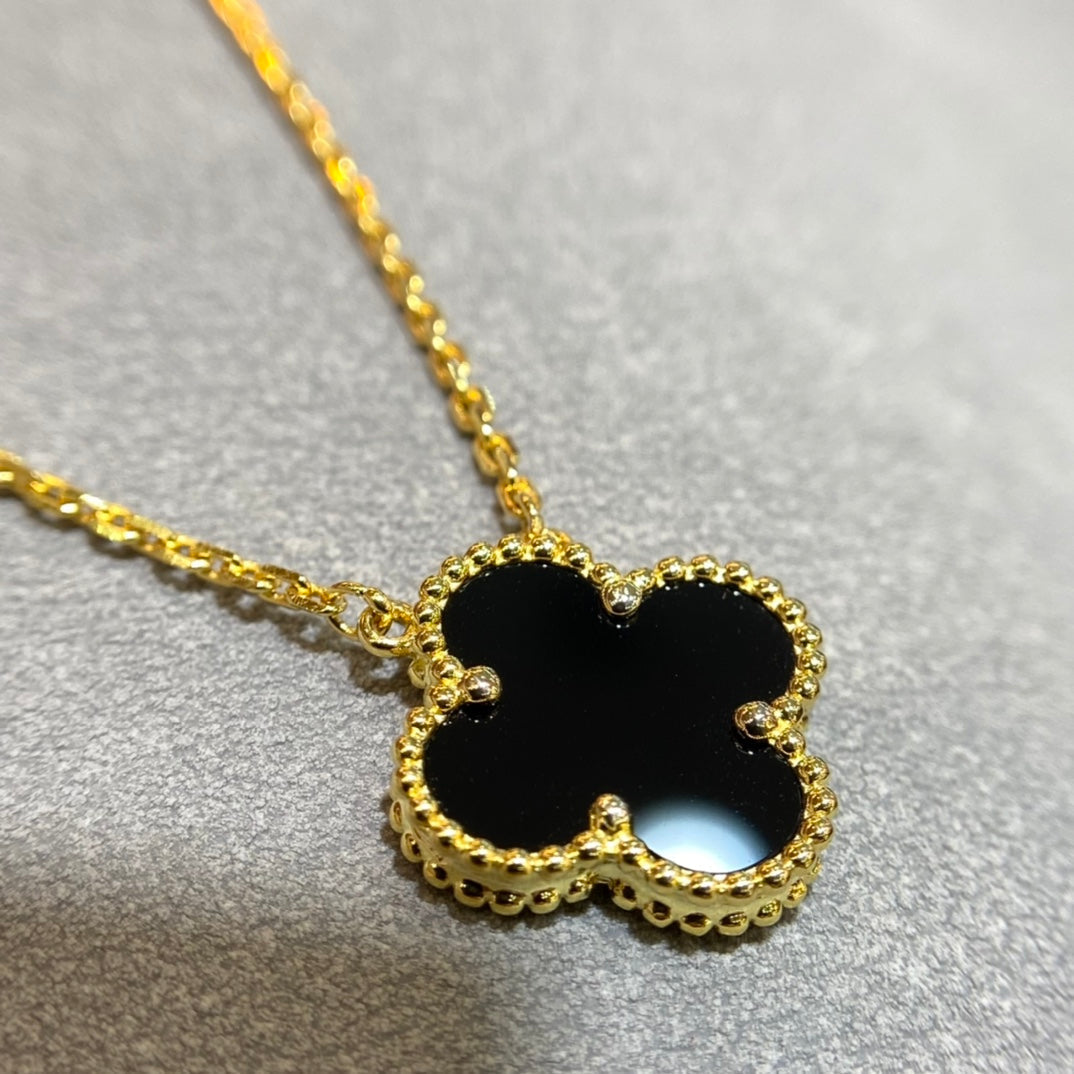 Van Clève – Onyx Clover Pendant