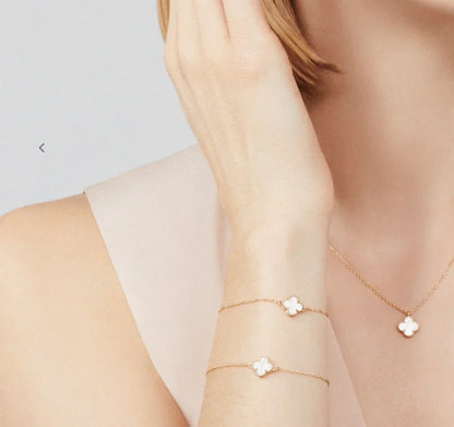 Van Clève – White Clover Necklace