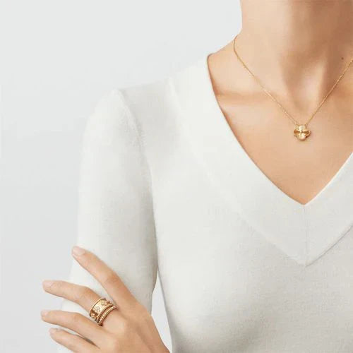 Van Clève – Gold Clover Pendant